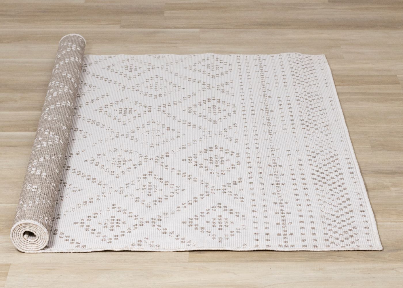 Summer Breeze 5'3" x 7'7" Outdoor Reversible Diamond Pattern - Beige, Cream