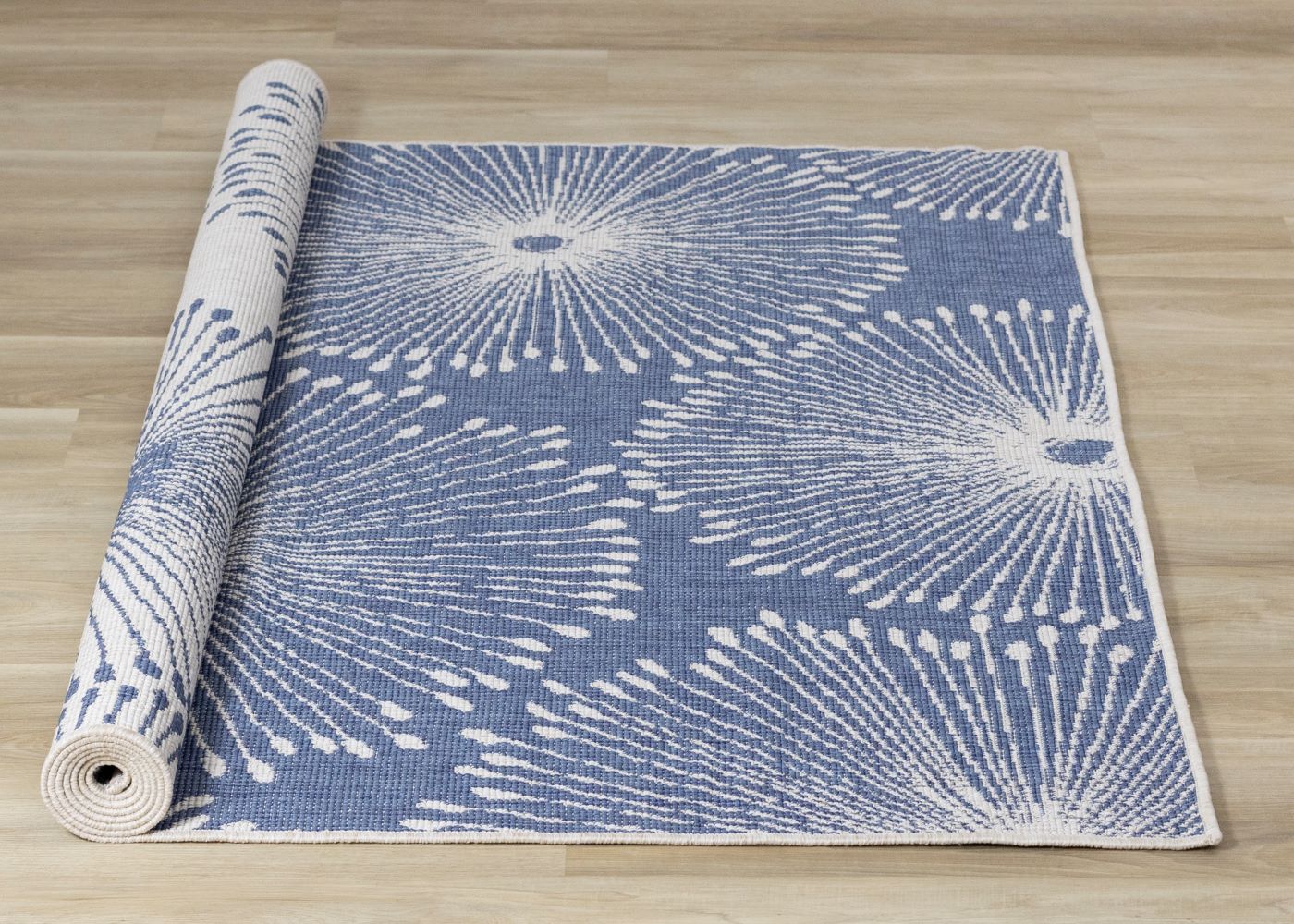 Summer Breeze 5'3" x 7'7" Outdoor Reversible Dandelion Wish Rug - Blue, White