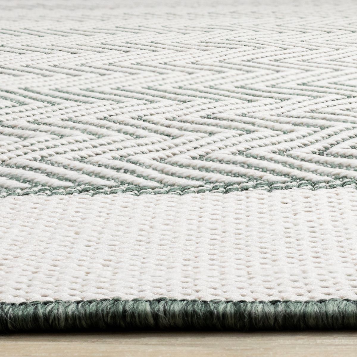 Summer Breeze 5'3" x 7'7" Outdoor Chevron Border Rug - Green, White